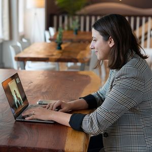 linkedin-sales-solutions-VtKoSy_XzNU-unsplash.jpg