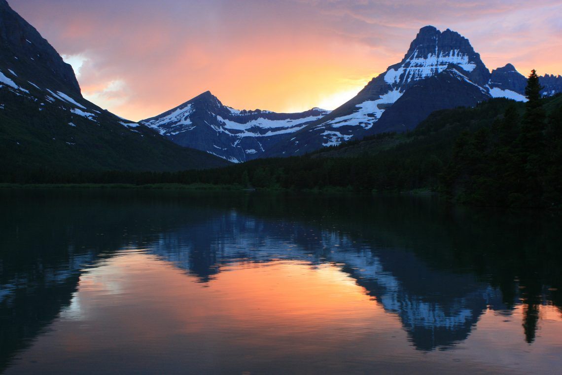 Image of a lake and mountains