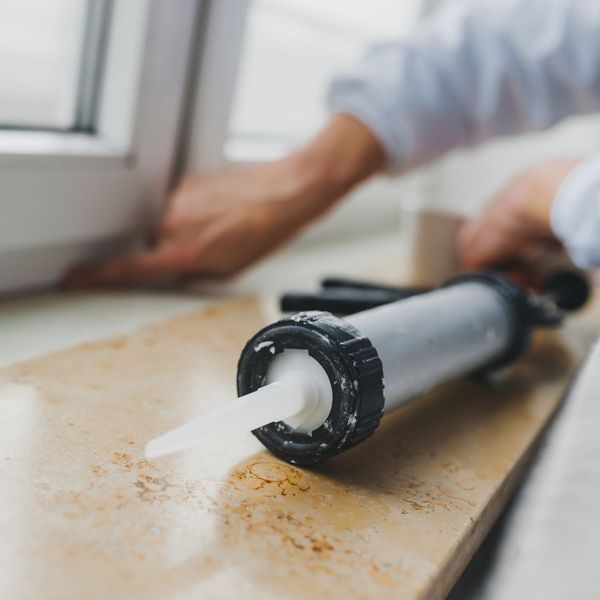 Sealing a crack in a kitchen window Sealing a crack in a kitchen window