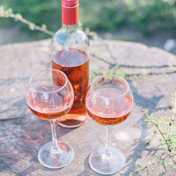 An image of two wine glasses and a wine bottle.