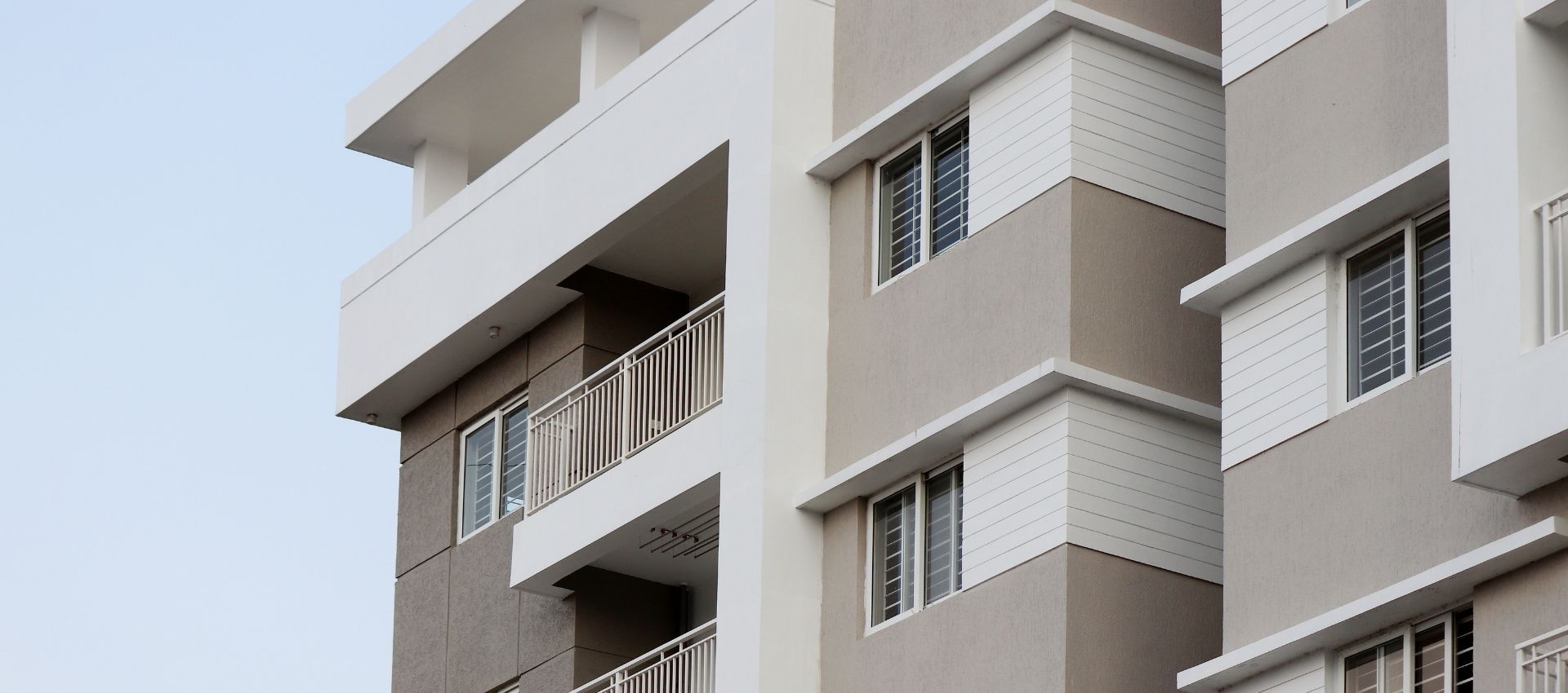 contemporary stucco apartment building 