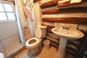 Cabin-18-bathroom-5b5f535db0c76-1140x758.jpg