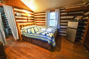 Cabin-18-living-bedroom-1c-5b5f534eafa3c-1140x758.jpg