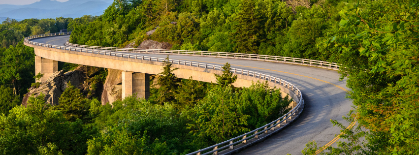 Blue Ridge Parkway, Asheville scenic drives, cabins near Blue Ridge Parkway, things to do in Western NC, mountain cabin getaways, drive the Blue Ridge Parkway, Asheville North Carolina cabins, Log Cabins in Asheville, fall drives in NC