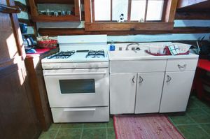 Cabin-8-kitchen-5b563bdee3137-1140x758.jpg