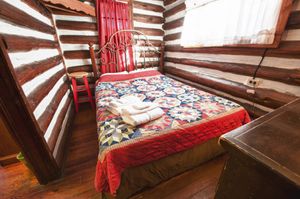 Cabin-8-bedroom-2-5b563bd2d9f2b-1140x758.jpg