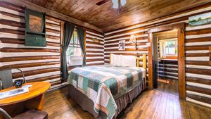  Log Cabin, Lodges Asheville NC, Asheville Lodges, Lodge Asheville North Carolina, Wooden Cabin Rental, Historic Cabin Rental