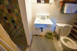 Cabin-5-bathroom-2-5b5f849186631-1140x758.jpg