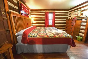 Cabin-8-bedroom-1a-5b563bcf23cca-1140x759.jpg