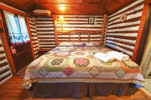 Cabin-5-bedroom-2-5b5f849a41354-1140x758.jpg