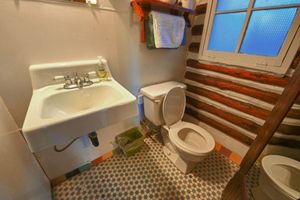 Cabin-5-bathroom-1-5b5f848dd92e3-1140x759.jpg