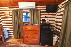 Cabin-5-bedroom-4-5b5f84a30bbd4-1140x759.jpg