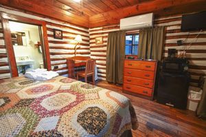 Cabin-5-bedroom-3-5b5f849da84ff-1140x758.jpg