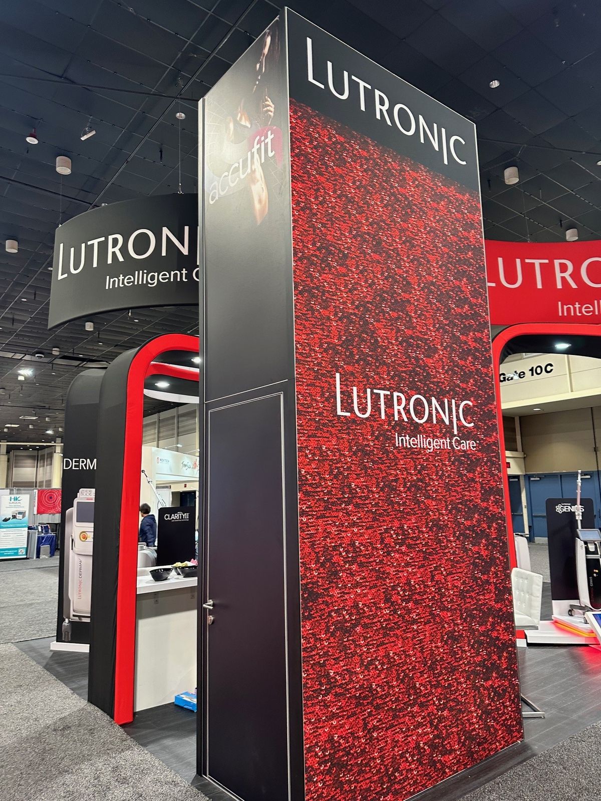 oversized graphics create visibility throughout the tradeshow hall