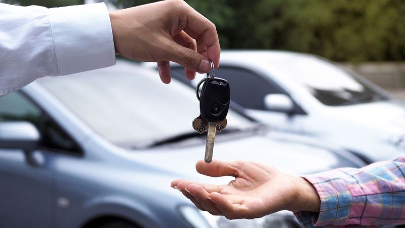 handing over keys to new used car