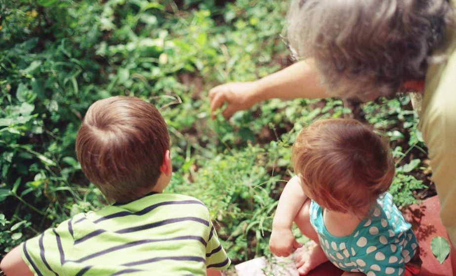 grandparent with grandkids