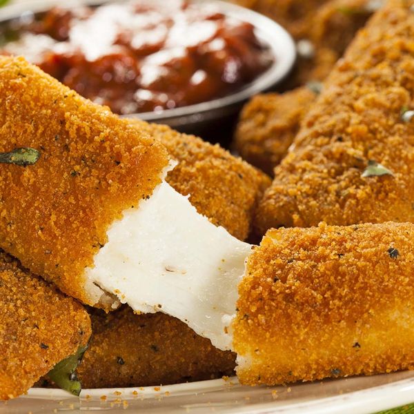 fried mozzarella sticks with marinara sauce