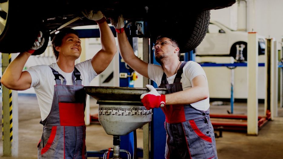 mechanics changing oil