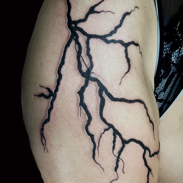 Thick tattoo emulating cracks