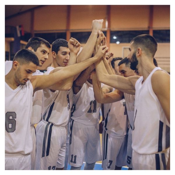 mens basketball team cheering