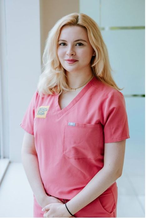 Emma Claire Connor Updated Bio Photo (3).JPG