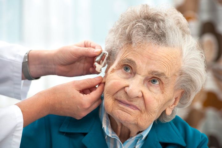 Audiology-Innovations-placing-hearing-aids-on-elderly-woman-5c952e75bc810-942x628.jpg
