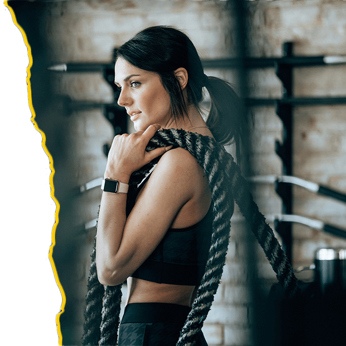 woman holding battle ropes