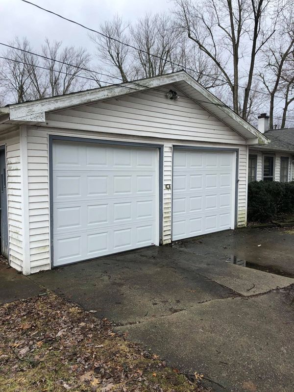 White Short Panel Garage Doors 58374119_1101193390083252_468297034655334400_n.jpg