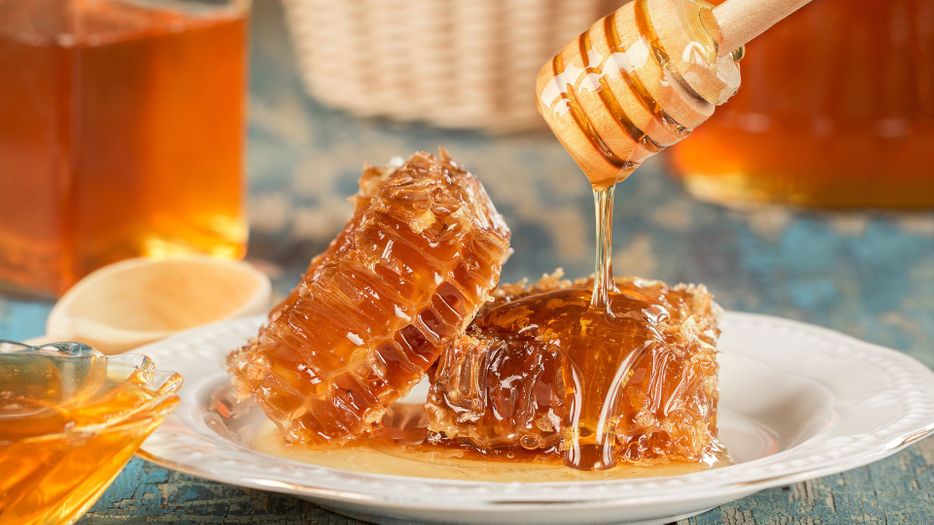 Honey drizzling on comb 
