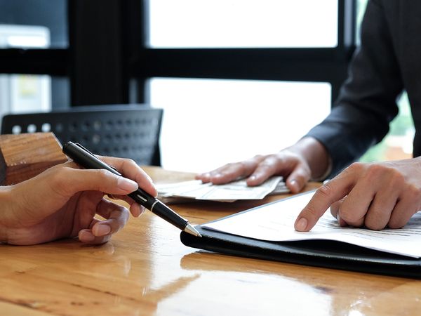 experienced real estate agent educating client