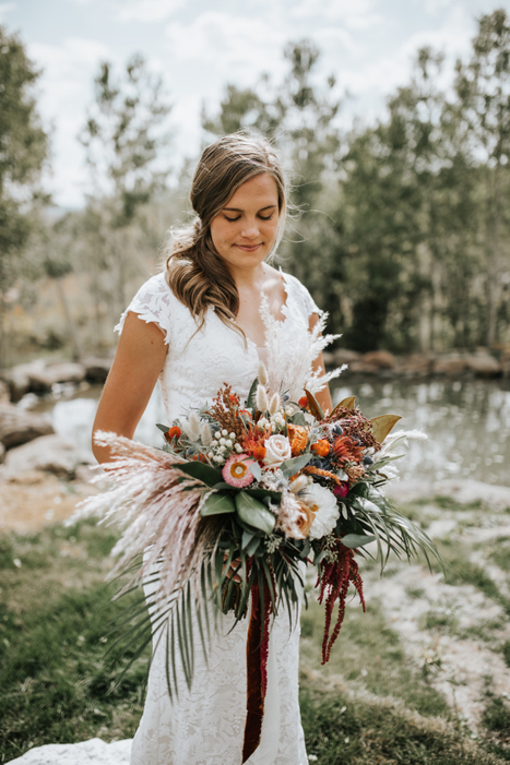 A bride in the mountains with her lush bouquet. G00A9250 (1).jpg