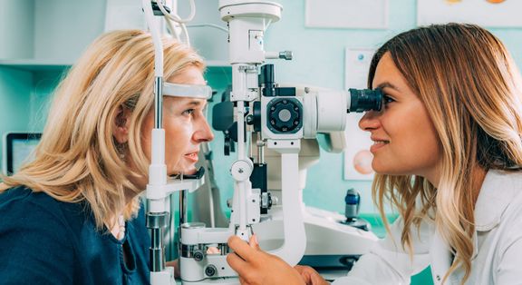 4 Qualities To Look For In An Optometrist - Featured Image.jpg