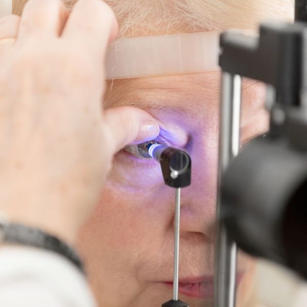 woman getting a glaucoma test