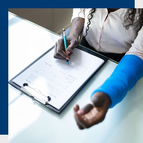 woman with cast on arm filling out paperwork