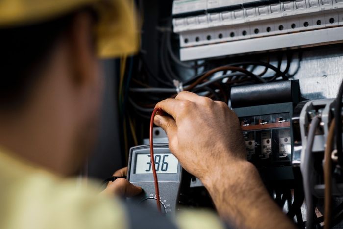 electrician measuring current