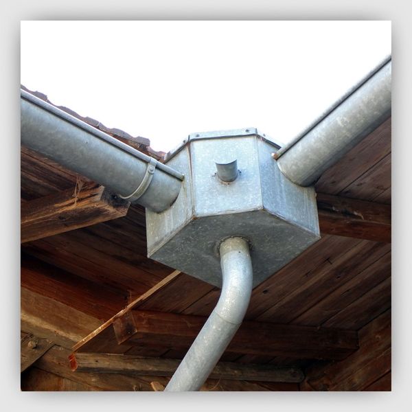 Aluminum gutters connected on a roof