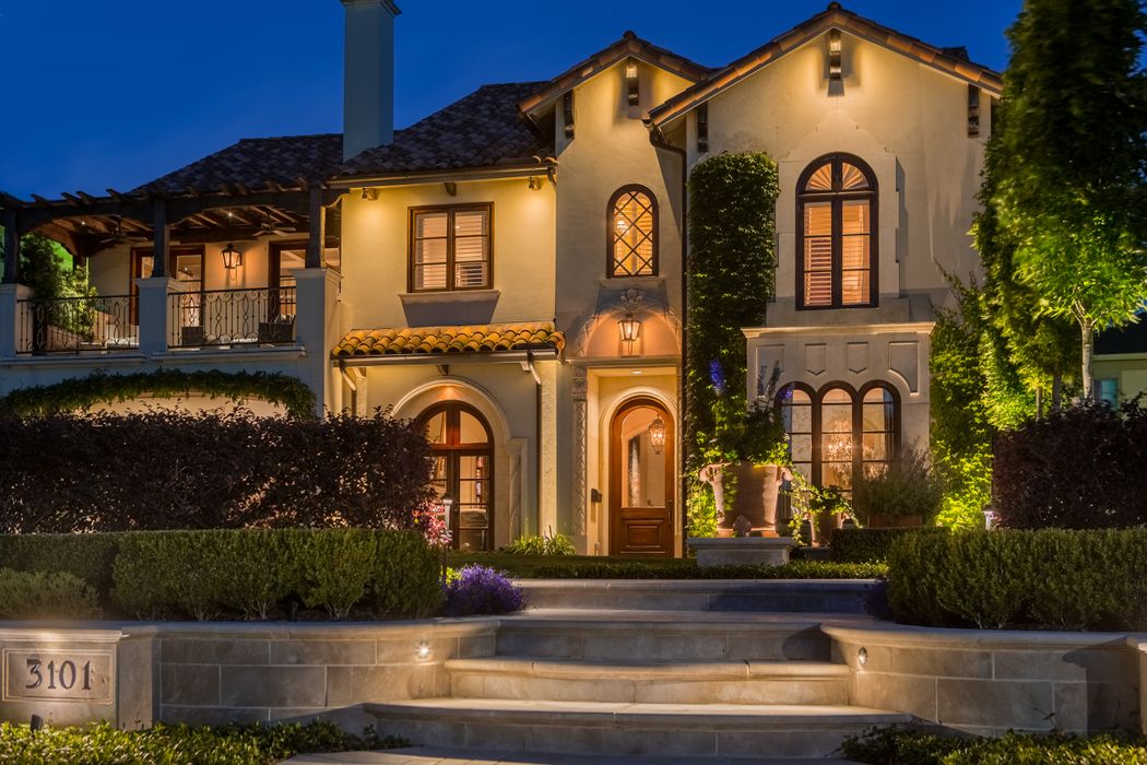 This image captures a comprehensive outdoor project by Stirling Electric & Irrigation in Bellaire, Texas (ZIP 77401), featuring custom landscape lighting, a smart irrigation system, and licensed outdoor electrical installations. The work blends functionality with design, enhancing the property’s beauty, performance, and energy efficiency. Outdoor lighting, irrigation, and electrical installation by Stirling Electric & Irrigation at a custom home in Bellaire, Texas