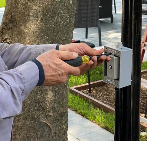 outdoor-electrical-services-houston-river-oaks-texas.jpg