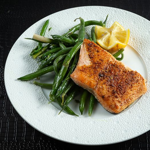 A filet of fish with lemon and green beans