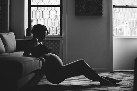AlexMaternityBoudoir-IMGP7882BW.jpg
