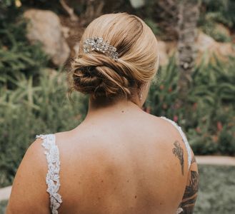 hair bun wedding.jpg