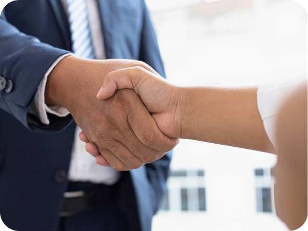 investigator and client shaking hands