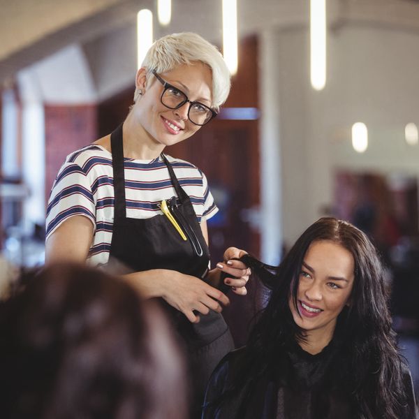 hairdresser-working-on-the-client-at-the-hair-salo-2025-10-28-21-50-58-utc.jpg
