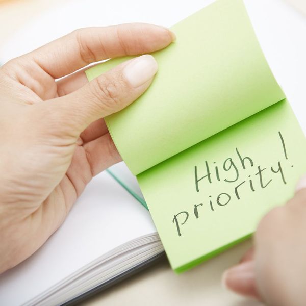 post it note that says "high priority" 