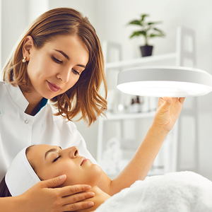 esthetician-with-lamp-500x500.png
