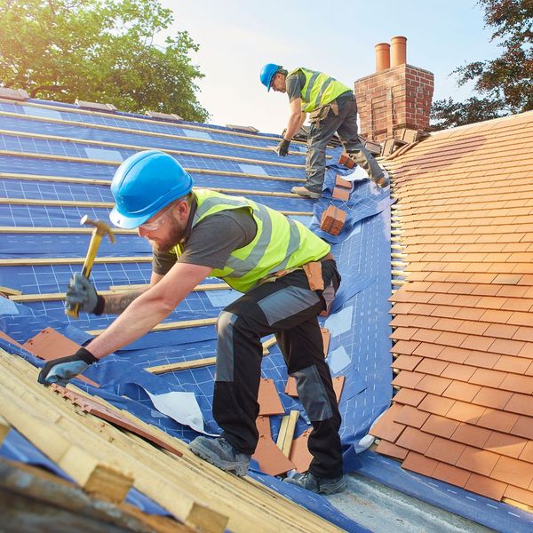 roofing contractors installing roof
