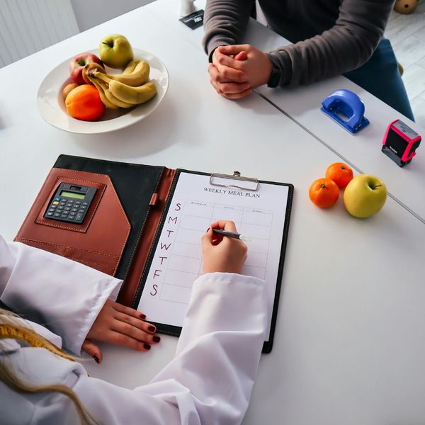 nutrition expert meeting with patient nutrition expert meeting with patient