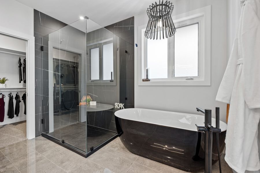 30-1058 Emslie Street-30.jpg