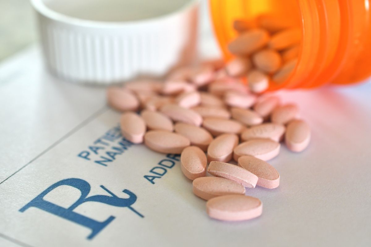 pink-oval-pills-medicine-pharmaceutical-drugs-layi-2023-11-27-05-16-22-utc.jpg