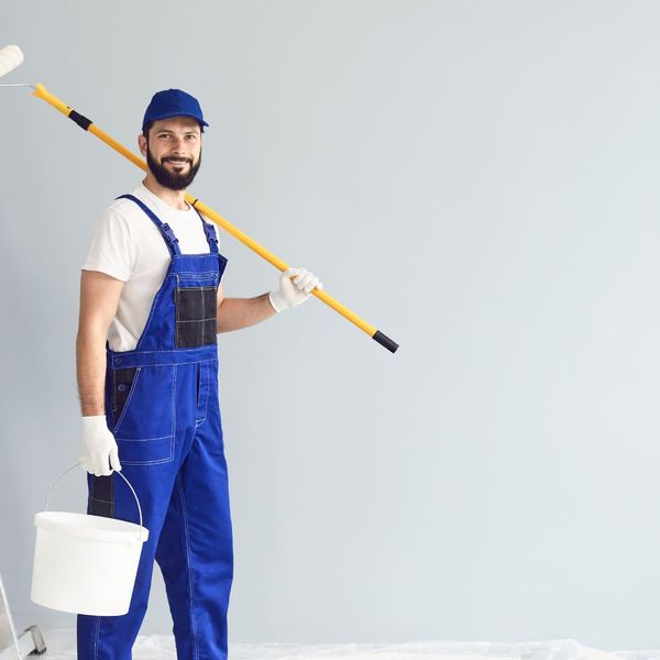 Individual painter in front of a wall